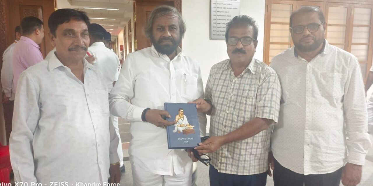 ಅಖಿಲ ಭಾರತ ವೀರಶೈವ ಲಿಂಗಾಯತ ಮಹಾಸಭೆಯ ನೂತನ ರಾಷ್ಟ್ರೀಯ ಅಧ್ಯಕ್ಷರಾದ ಈಶ್ವರ ಭೀಮಣ್ಣ ಖಂಡ್ರೆಗೆ ಮೋಹನ ಪಾಟೀಲರಿಂದ ಗೌರವ