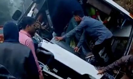 ಯಲ್ಲಾಪುರ ಶಿರಸಿ ರಸ್ತೆಯ ಗೊರ್ಸಗದ್ದೆ ಸಮೀಪ ಧರೆಗೆ ಗುದ್ದಿದ ಖಾಸಗಿ ಬಸ್.