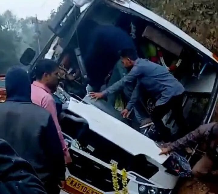 ಯಲ್ಲಾಪುರ ಶಿರಸಿ ರಸ್ತೆಯ ಗೊರ್ಸಗದ್ದೆ ಸಮೀಪ ಧರೆಗೆ ಗುದ್ದಿದ ಖಾಸಗಿ ಬಸ್.