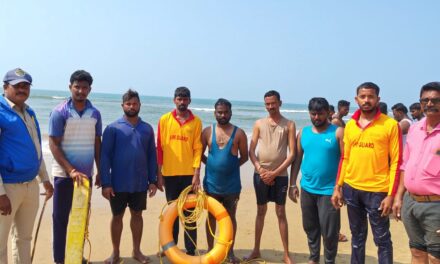 ಗೋಕರ್ಣ ಸಮುದ್ರದಲ್ಲಿ ಕೊಚ್ಚಿ ಹೋಗುತ್ತಿದ್ದ ಪ್ರವಾಸಿಗರ ರಕ್ಷಣೆ