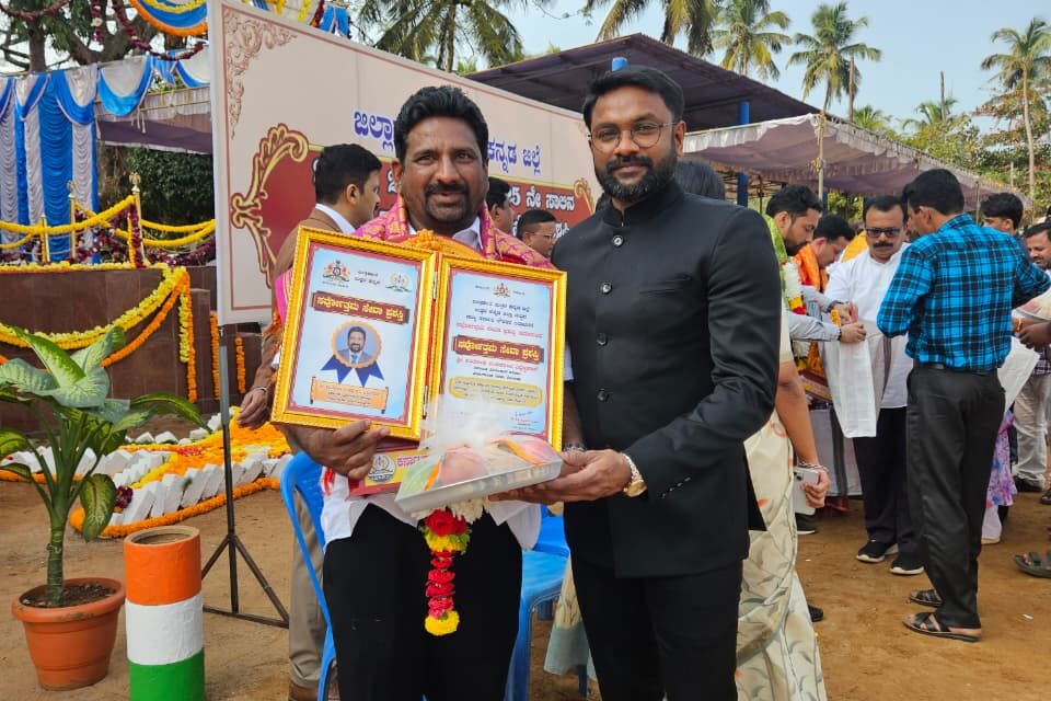 ಸಂತೋಷ ಗೆ ಸರ್ವೋತ್ತಮ ಸೇವಾ ಪ್ರಶಸ್ತಿ