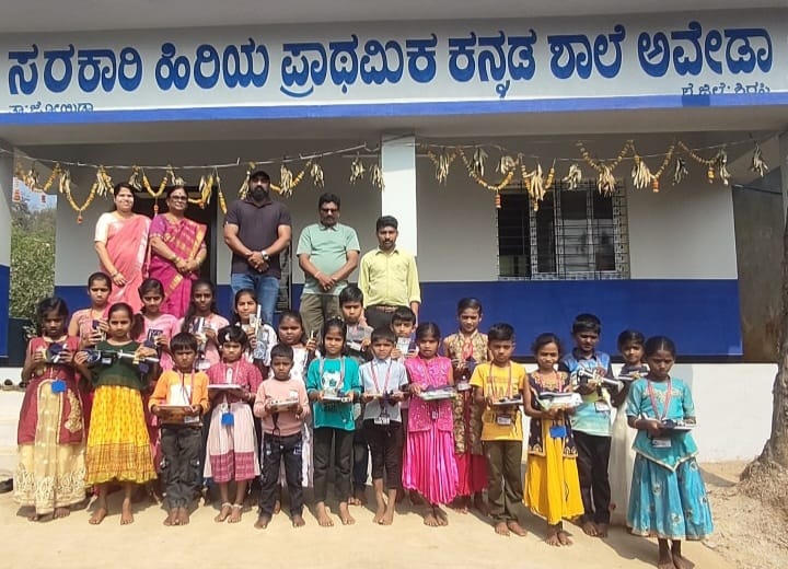 ಅವೇಡಾ ಶಾಲೆಯ ವಿದ್ಯಾರ್ಥಿಗಳಿಗೆ ಶಿಕ್ಷಕ ವೃಂದ,ದಾನಿಗಳಿಂದ ಕಲಿಕಾ ಸಾಮಗ್ರಿ ವಿತರಣೆ