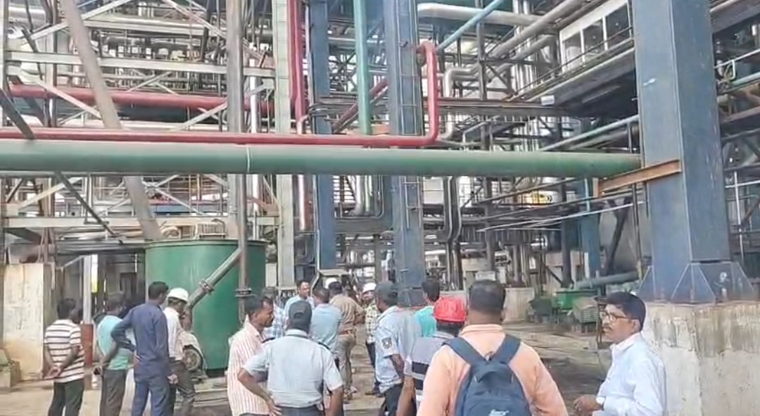 ಸಕ್ಕರೆ ಕಾರ್ಖಾನೆಯಲ್ಲಿ ದುರಂತ : 3 ಕಾರ್ಮಿಕರ ಸಾವು, 5 ಜನರು ಗಂಭೀರ