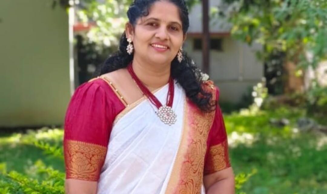 ಉತ್ತರಕನ್ನಡ ಜಿಲ್ಲೆಗೆ ರಂಗಗೀತೆಯಲ್ಲಿ ರಾಜ್ಯ ಮಹಿಳಾ ಪ್ರಶಸ್ತಿ ತಂದ ಸಾಧಕಿ ಸುಮಂಗಲಾ ದೇಸಾಯಿ