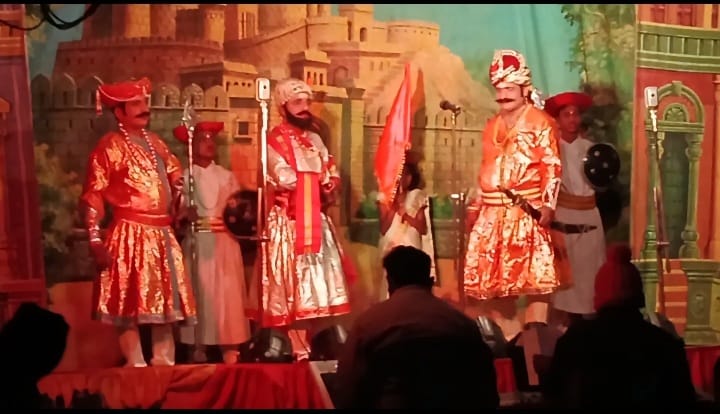 ಡೇರಿಯೆದಲ್ಲಿ ಜನಮನ ರಂಜಿಸಿದ ಪಾವನ್ ಖಿಂಡಿಚಾ ರಣ ಝಂಝಾರ ಮರಾಠಿ ನಾಟಕ