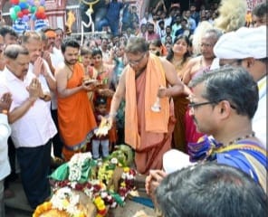 ರಥ ನಿರ್ಮಾಣಕ್ಕೆ ಬಳಸುವ ಮರಗಳಿಗೆ ಭವ್ಯ ಮೆರವಣಿಗೆಯ ಮೂಲಕ ಸ್ವಾಗತ;ಮಾರಿಕಾಂಬೆ ಜಾತ್ರೆಯ ವಿಧಿ ವಿಧಾನಗಳಿಗೆ ಅಧಿಕೃತ ಚಾಲನೆ