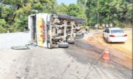 ಸಿದ್ದಾಪುರ ಜಲ್ಲಿ ತುಂಬಿದ ಲಾರಿ ಪಲ್ಟಿ; ಸಮಯ ಪ್ರಜ್ಞೆಯಿಂದ ತಪ್ಪಿದ ಅನಾಹುತ