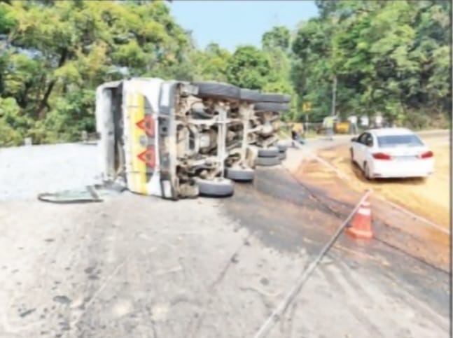 ಸಿದ್ದಾಪುರ ಜಲ್ಲಿ ತುಂಬಿದ ಲಾರಿ ಪಲ್ಟಿ; ಸಮಯ ಪ್ರಜ್ಞೆಯಿಂದ ತಪ್ಪಿದ ಅನಾಹುತ