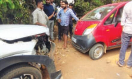 ಚಾಲಕನ ನಿಯಂತ್ರಣ ತಪ್ಪಿದ ಟಾಟಾ ನ್ಯಾನೋ ಕಾರ್,ರಸ್ತೆ ಬದಿಯ ನಿಂತ ಕಾರಿಗೆ ಡಿಕ್ಕಿ;ನಾಲ್ವರಿಗೆ ಗಾಯ