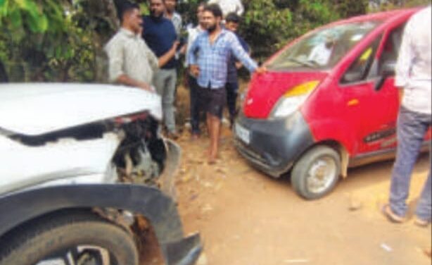 ಚಾಲಕನ ನಿಯಂತ್ರಣ ತಪ್ಪಿದ ಟಾಟಾ ನ್ಯಾನೋ ಕಾರ್,ರಸ್ತೆ ಬದಿಯ ನಿಂತ ಕಾರಿಗೆ ಡಿಕ್ಕಿ;ನಾಲ್ವರಿಗೆ ಗಾಯ