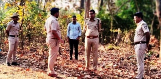 ಕೊಳಗಿ ಅರಣ್ಯ ಪ್ರದೇಶದಲ್ಲಿ ರುಂಡವಿಲ್ಲದ ಮಹಿಳೆಯ ಶವ ಪತ್ತೆ: ಎಸ್‌ಪಿ ಸ್ಥಳ ಪರಿಶೀಲನೆ