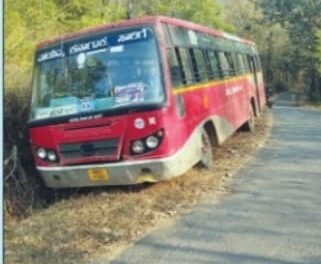 ಕಳಚೆಯ ನೆಲೆಮನೆ ಕ್ರಾಸ್ ಬಳಿ ಗಟಾರಕ್ಕಿಳಿದ ಸಾರಿಗೆ ಬಸ್;ತಪ್ಪಿದ ಅನಾಹುತ
