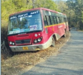 ಕಳಚೆಯ ನೆಲೆಮನೆ ಕ್ರಾಸ್ ಬಳಿ ಗಟಾರಕ್ಕಿಳಿದ ಸಾರಿಗೆ ಬಸ್;ತಪ್ಪಿದ ಅನಾಹುತ