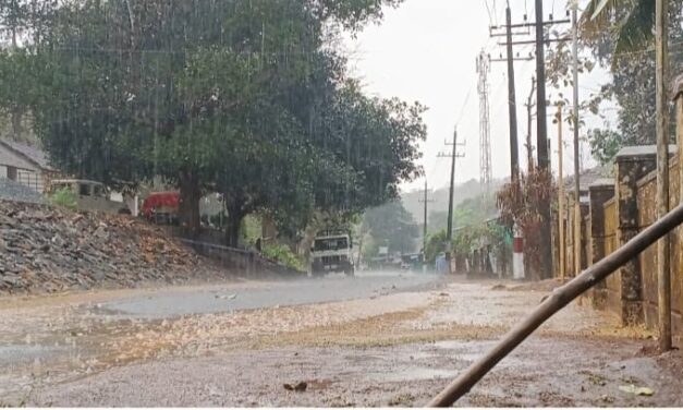 ವಾಯುಭಾರ ಕುಸಿತ  ಉತ್ತರಕನ್ನಡ ಜಿಲ್ಲೆಯ ಹಲವೆಡೆ ಗುಡುಗು ಸಹಿತ ಭಾರಿ ಮಳೆ