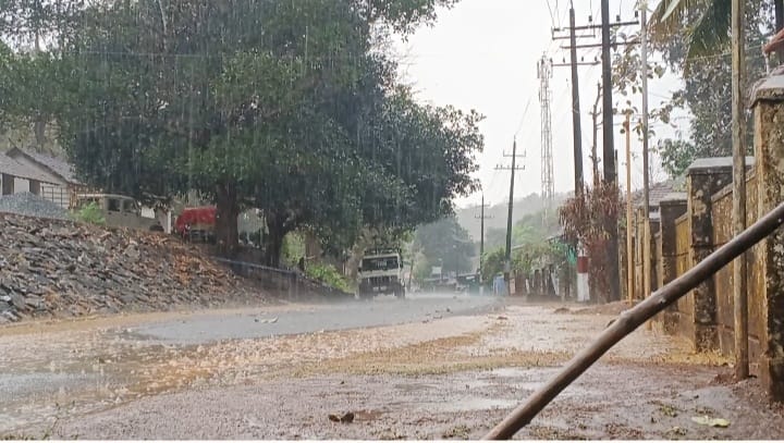 ವಾಯುಭಾರ ಕುಸಿತ  ಉತ್ತರಕನ್ನಡ ಜಿಲ್ಲೆಯ ಹಲವೆಡೆ ಗುಡುಗು ಸಹಿತ ಭಾರಿ ಮಳೆ