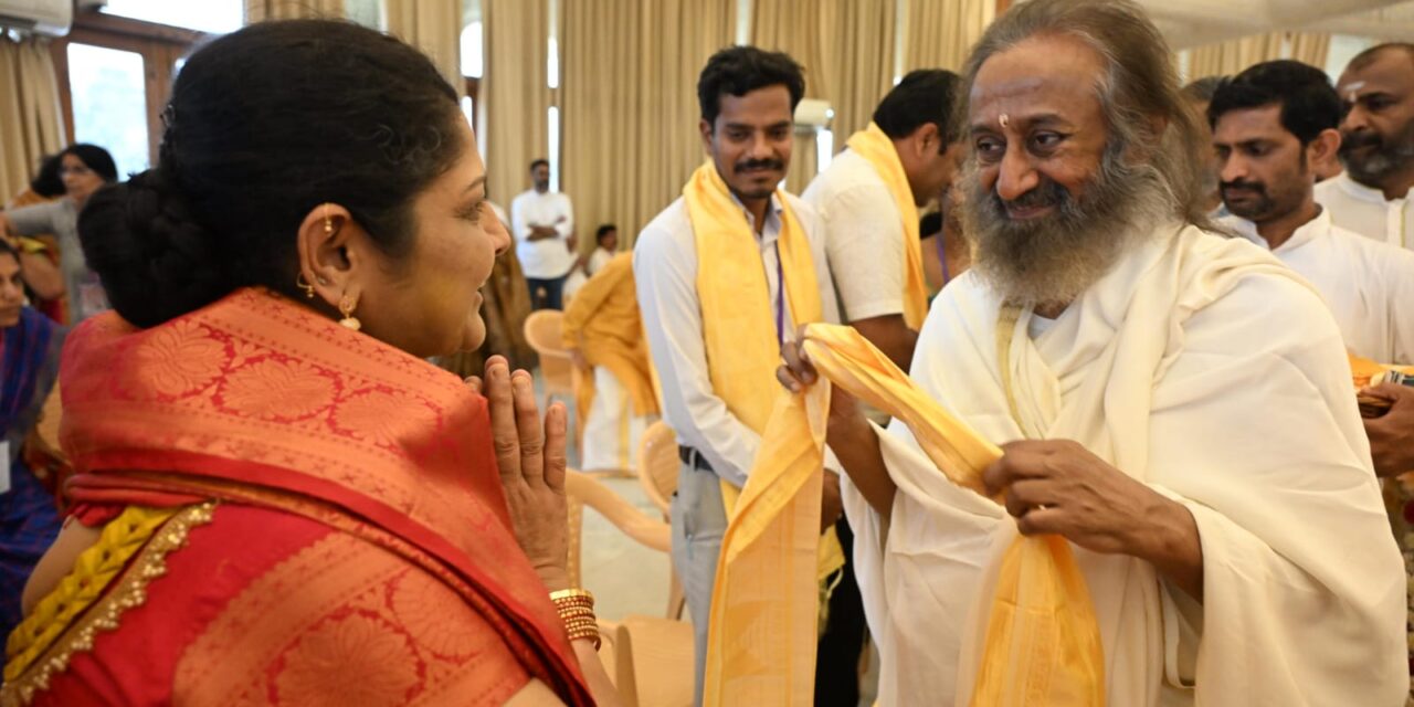 ಶ್ರೀ ಶ್ರೀ ರವಿಶಂಕರ ಗುರೂಜಿಯವರಿಂದ ಯಲ್ಲಾಪುರದ ಸಾಧಕರಿಗೆ ಸನ್ಮಾನ