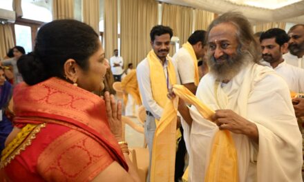 ಶ್ರೀ ಶ್ರೀ ರವಿಶಂಕರ ಗುರೂಜಿಯವರಿಂದ ಯಲ್ಲಾಪುರದ ಸಾಧಕರಿಗೆ ಸನ್ಮಾನ