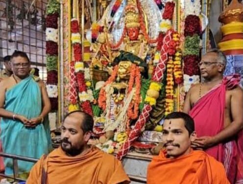 ಮಠಾಧೀಶರಿಂದ ಮಾರಿಕಾಂಬಾ ದೇವಿಯ ದರ್ಶನ