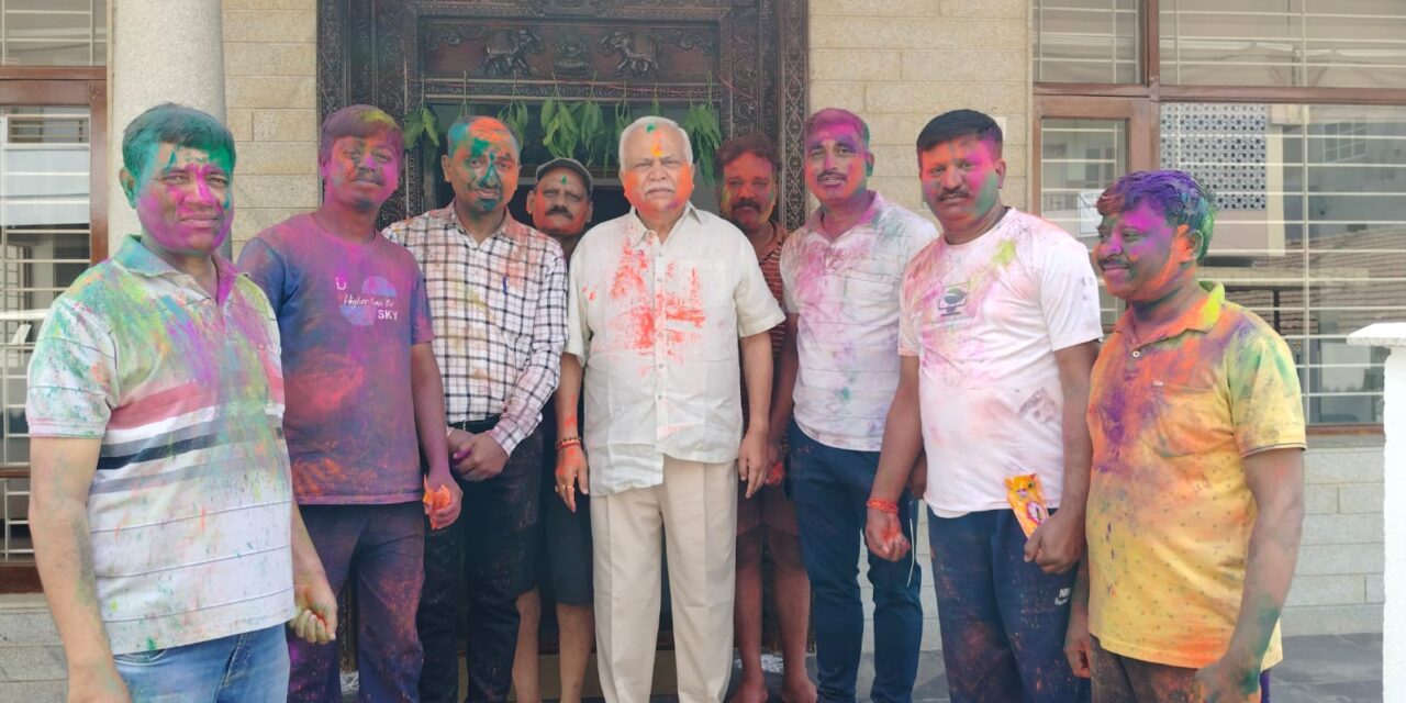 ಹೋಳಿ ಯಲ್ಲಿ ಬಣ್ಣ ಆಡಿದ ದೇಶಪಾಂಡೆ