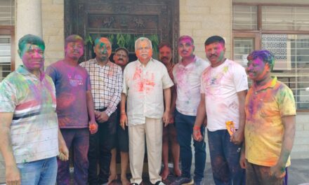 ಹೋಳಿ ಯಲ್ಲಿ ಬಣ್ಣ ಆಡಿದ ದೇಶಪಾಂಡೆ