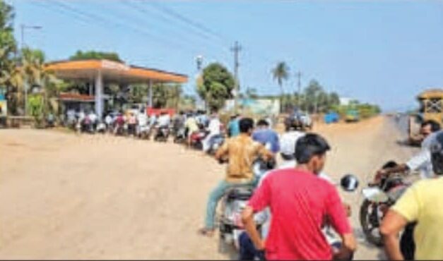 ಇಂಧನ ವ್ಯತ್ಯಯದ ವದಂತಿ, ಪೆಟ್ರೋಲ್ ಬಂಕ್‌ಗಳ ಮುಂದೆ ವಾಹನಗಳ ಸರತಿ ಸಾಲು