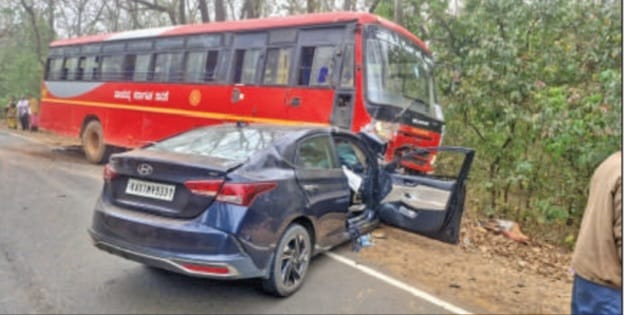 ಬಸ್‌ಗೆ ಕಾರು ಡಿಕ್ಕಿ:ಕಾರಿನ ಚಾಲಕ ಮೃತ
