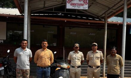 ಅಕ್ರಮ ಮದ್ಯ ಸಾಗಾಟ,ಸವಾರ ಪರಾರಿ;ಮದ್ಯ,ದ್ವಿಚಕ್ರ ವಾಹನ ಜಪ್ತು