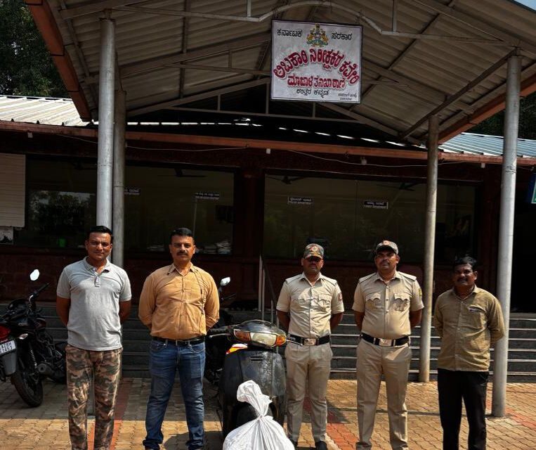 ಅಕ್ರಮ ಮದ್ಯ ಸಾಗಾಟ,ಸವಾರ ಪರಾರಿ;ಮದ್ಯ,ದ್ವಿಚಕ್ರ ವಾಹನ ಜಪ್ತು