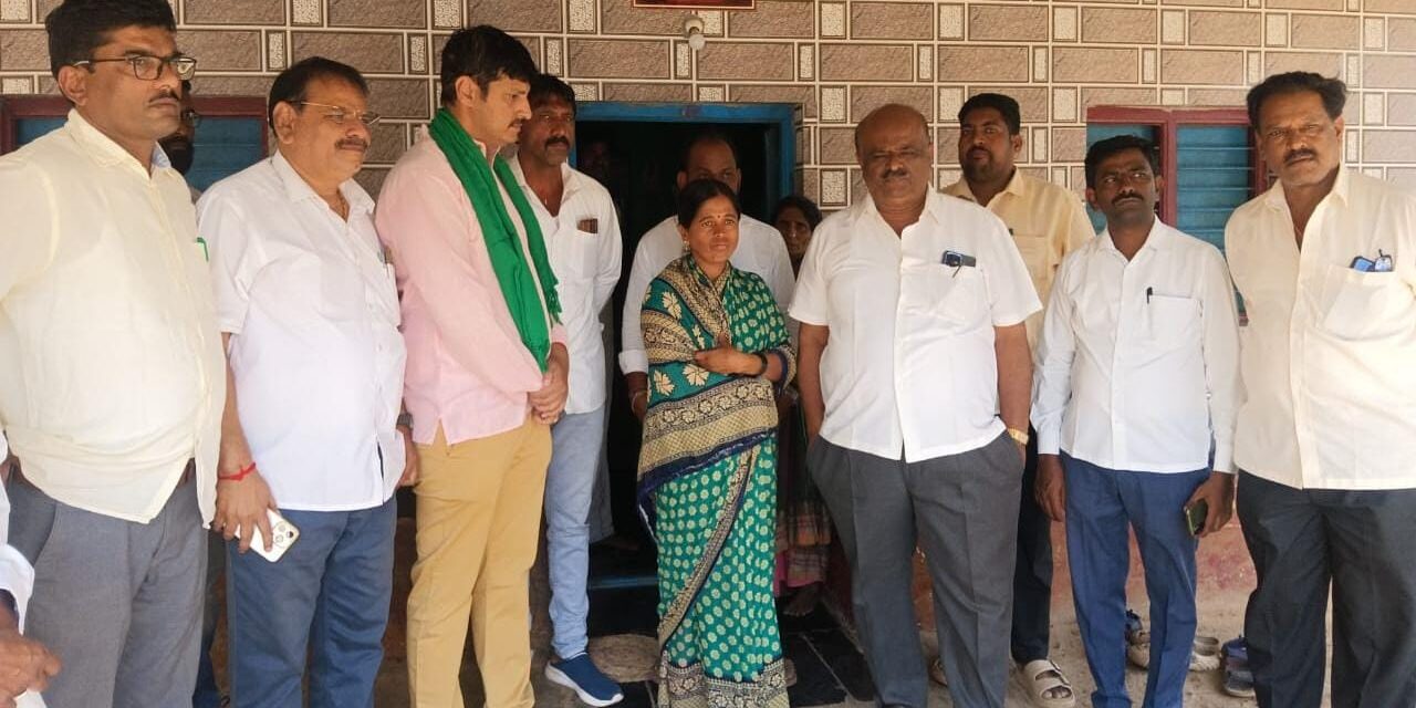 ಮುಂಡಗೋಡಿನ ಮೃತ ರೈತ ಕುಟುಂಬಕ್ಕೆ ಬಿಜೆಪಿ ಧನಸಹಾಯ; ರಾಜ್ಯ ಸರ್ಕಾರದ ವಿರುದ್ಧ ಆಕ್ರೋಶ