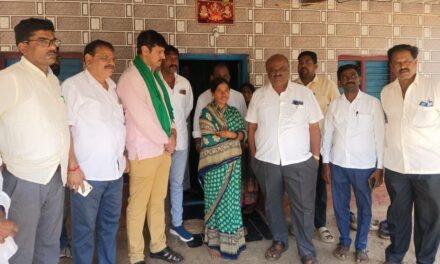 ಮುಂಡಗೋಡಿನ ಮೃತ ರೈತ ಕುಟುಂಬಕ್ಕೆ ಬಿಜೆಪಿ ಧನಸಹಾಯ; ರಾಜ್ಯ ಸರ್ಕಾರದ ವಿರುದ್ಧ ಆಕ್ರೋಶ