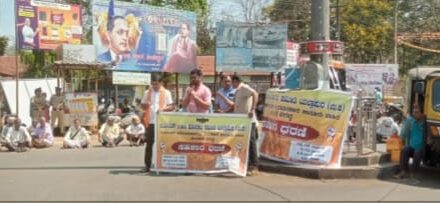 ಟಿ.ಎಂ.ಎಸ್ ಆಡಳಿತಾಧಿಕಾರಿ ವಿರುದ್ಧ ರೈತರು ರಸ್ತೆ ತಡೆದು ಪ್ರತಿಭಟನೆ