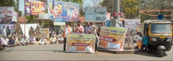 ಟಿ.ಎಂ.ಎಸ್ ಆಡಳಿತಾಧಿಕಾರಿ ವಿರುದ್ಧ ರೈತರು ರಸ್ತೆ ತಡೆದು ಪ್ರತಿಭಟನೆ