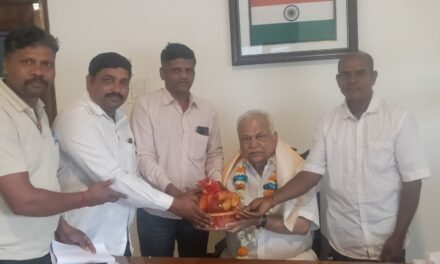 R.V. ದೇಶಪಾಂಡೆ ರವರಿಗೆ ಕರ್ನಾಟಕ ಪ್ರಾಂತ ರೈತ ಸಂಘದ ವತಿಯಿಂದ ಸನ್ಮಾನ