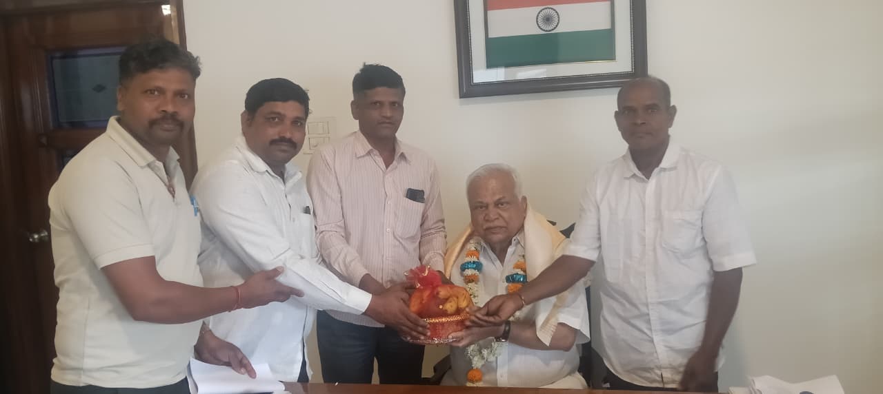 R.V. ದೇಶಪಾಂಡೆ ರವರಿಗೆ ಕರ್ನಾಟಕ ಪ್ರಾಂತ ರೈತ ಸಂಘದ ವತಿಯಿಂದ ಸನ್ಮಾನ