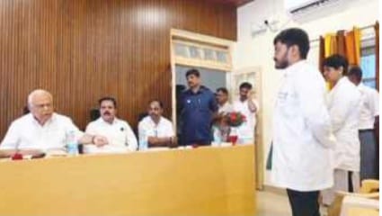 ಸಾರ್ವಜನಿಕ ಆಸ್ಪತ್ರೆಯಲ್ಲಿ ಹೆರಿಗೆ ಬಳಿಕ ಹಣ ವಸೂಲಿ: ವೈದ್ಯರ ಮೇಲೆ ಶಾಸಕ ದೇಶಪಾಂಡೆ ಗರಂ