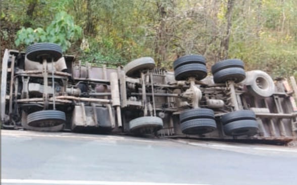 ಅರಬೈಲ್ ಘಟ್ಟದಲ್ಲಿ ಚಾಲಕನ ನಿಯಂತ್ರಣ ತಪ್ಪಿ ಲಾರಿ ಪಲ್ಟಿ
