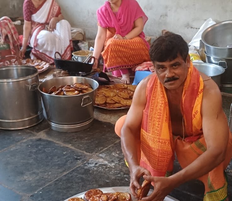 ಮಂಜುಗುಣಿ:- ಭಕ್ತರಿಗಾಗಿ ಸಿದ್ಧವಾಗುತ್ತಿದೆ 15 ಸಾವಿರ ಅತ್ರಾಸ, 6 ಸಾವಿರ ಲಡ್ಡು ಪ್ರಸಾದ 