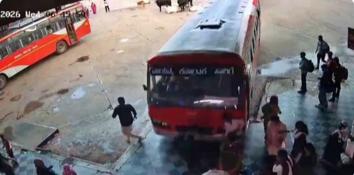 ಹಾವೇರಿ ಕೇಂದ್ರ ಬಸ್ ನಿಲ್ದಾಣದ ಪ್ಲಾಟ್‌ಫಾರ್ಮ್‌ಗೆ ಬಸ್ ನುಗ್ಗಿ ಜನರಿಗೆ ಡಿಕ್ಕಿ; ಮಗು ಸಾವು, ಮೂವರಿಗೆ ಗಾಯ