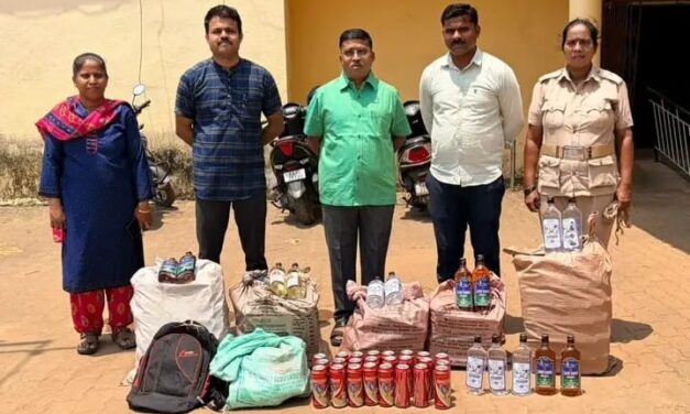 ಅಬಕಾರಿ ಅಧಿಕಾರಿಗಳ ಕಾರ್ಯಾಚರಣೆಯಲ್ಲಿ ಕಾಡಿನ ಪ್ರದೇಶದಲ್ಲಿ ಬಚ್ಚಿಟ್ಟಿದ್ದ ಅಕ್ರಮ ಗೋವಾ ಮದ್ಯ ಜಪ್ತಿ