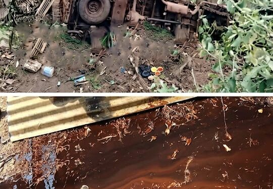 ಹನುಮಂತಿ ತಿರುವಿನಲ್ಲಿ ಡಿಕ್ಕಿಯಾಗಿ ಕಂದಕಕ್ಕೆ ಉರುಳಿದ ಪಿಕಪ್ ವಾಹನ, ಬೆಲ್ಲದ ಕ್ಯಾನ್ ಗಳು ಚೆಲ್ಲಾಪಿಲ್ಲಿ