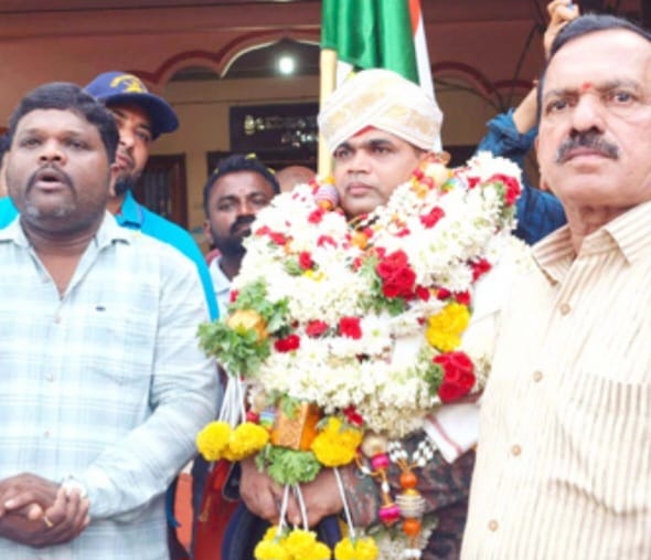 ಭಾರತೀಯ ಸೇನೆಯಲ್ಲಿ ನಿವೃತ್ತಿ ಹೊಂದಿ ಹುಟ್ಟೂರಿಗೆ ಆಗಮಿಸಿದ ಯೋಧನಿಗೆ ಭವ್ಯ ಸ್ವಾಗತದ ಗೌರವ