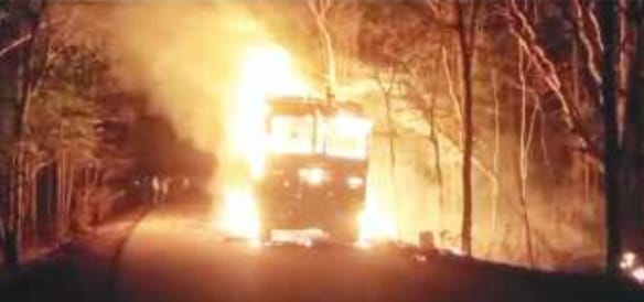 ರಾಮನಗರ – ಧಾರವಾಡ ನಡುರಸ್ತೆಯಲ್ಲೇ ಟೈರ್ ಸ್ಫೋಟಗೊಂಡು ಹೊತ್ತಿ ಉರಿದ ಬೃಹತ್ ಟ್ರಕ್