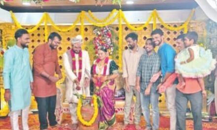 ​ಭಟ್ಕಳದ ಮದುವೆ ಮಂಟಪದಲ್ಲಿ ವಿಶೇಷ ಉಡುಗೊರೆಯಾಗಿ ಸ್ನೇಹಿತರಿಂದ ವಧು-ವರರಿಗೆ ಗ್ಯಾಸ್ ಸಿಲಿಂಡರ್