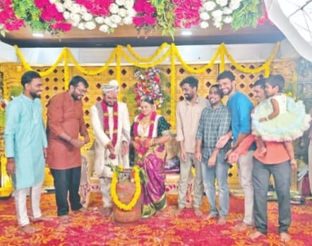 ​ಭಟ್ಕಳದ ಮದುವೆ ಮಂಟಪದಲ್ಲಿ ವಿಶೇಷ ಉಡುಗೊರೆಯಾಗಿ ಸ್ನೇಹಿತರಿಂದ ವಧು-ವರರಿಗೆ ಗ್ಯಾಸ್ ಸಿಲಿಂಡರ್