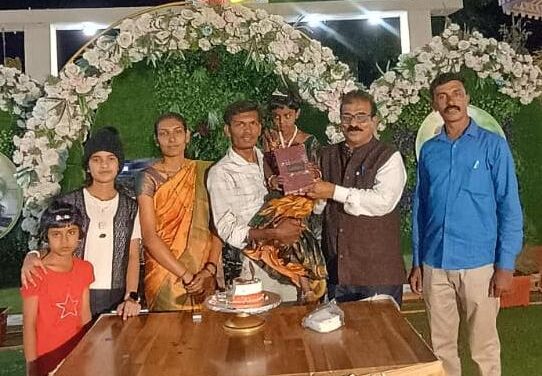 ಕೇಂದ್ರ ಬಸವ ಸಮಿತಿಯಿಂದ ವಚನ ಗ್ರಂಥ ಅರ್ಪಿಸಿ ಸನ್ಮಾನ