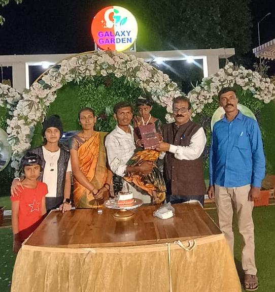 ಕೇಂದ್ರ ಬಸವ ಸಮಿತಿಯಿಂದ ವಚನ ಗ್ರಂಥ ಅರ್ಪಿಸಿ ಸನ್ಮಾನ