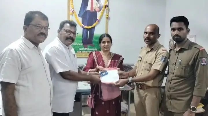 ಬಸ್ಸಲ್ಲಿ ಮರೆತ ಚಿನ್ನವಿದ್ದ ಬ್ಯಾಗ್ ನ್ನು ವಾರಸುದಾರರಿಗೆ ಮರಳಿಸಿದ ಚಾಲಕ,ನಿರ್ವಾಹಕ