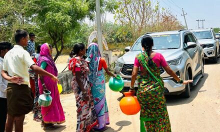 ಖಾಲಿ ಕೊಡದ ಜತೆಗೆ ಸಚಿವ ತಂಗಡಗಿ ಕಾರಿಗೆ ಮುತ್ತಿಗೆ