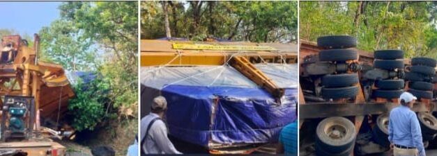 ಕೈಗಾದ ಬಳಿ ಬೃಹತ್ ಯಂತ್ರೋಪಕರಣ ಸಾಗಿಸುತ್ತಿದ್ದ ವಾಹನ ಪಲ್ಟಿ