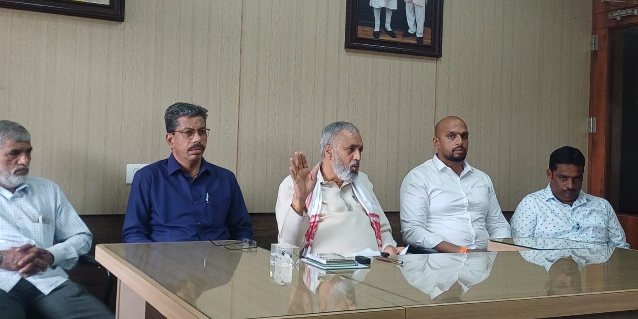 ಗ್ಯಾರೆಂಟಿ ಕಿರೀಟ” ತಲೆ ಮೇಲೆ ಇಟ್ಟುಕೊಂಡು ಓಡಾಡುತ್ತಿರುವ ಡುಪ್ಲಿಕೇಟ್ ಕಿರೀಟ ಹೊತ್ತ ಸರ್ಕಾರ